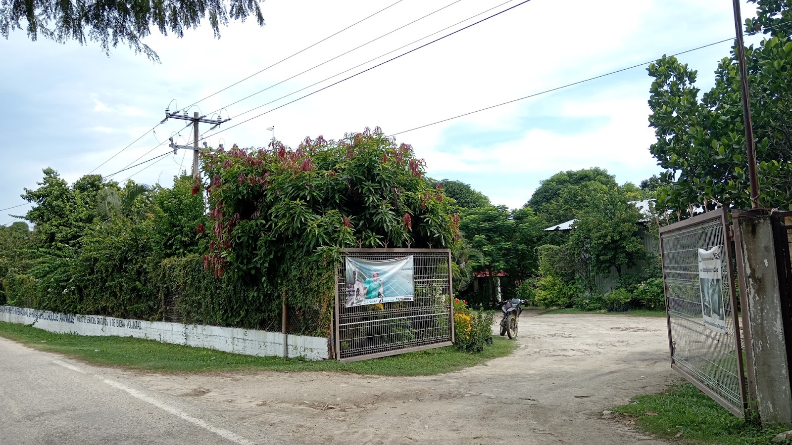 Entrada de la granja sobre la carretera Pinotepa–Collantes