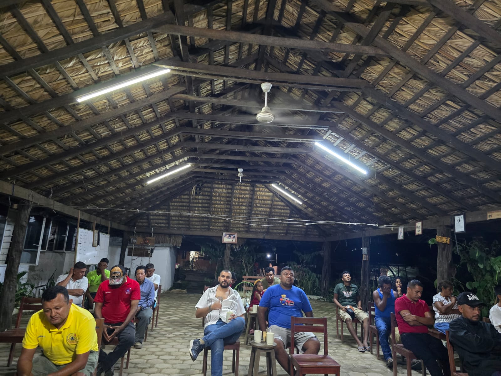 Junta de recuperación por la noche bajo la palapa